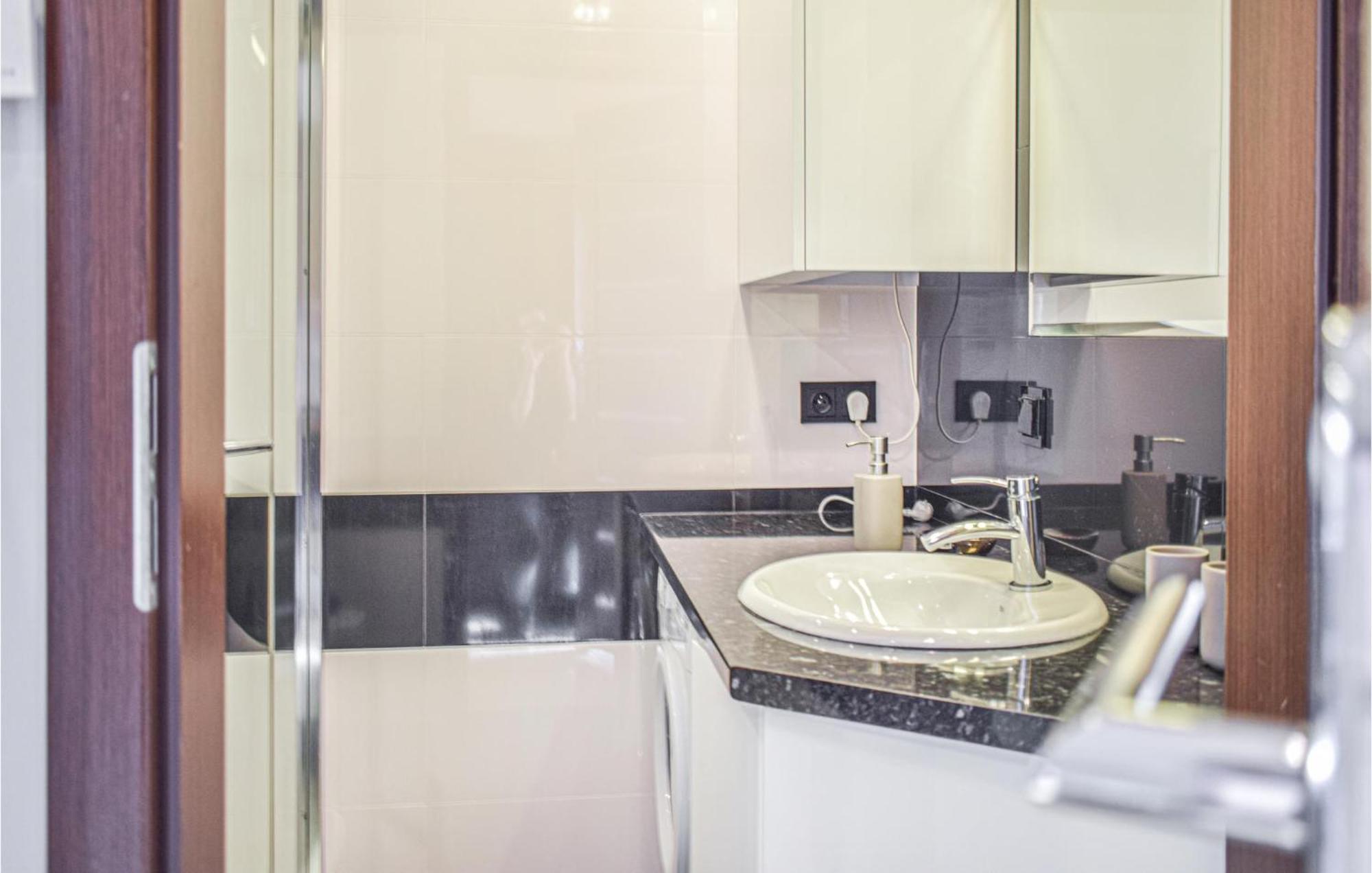 Nice Apartment In Darlowko With Wifi エクステリア 写真